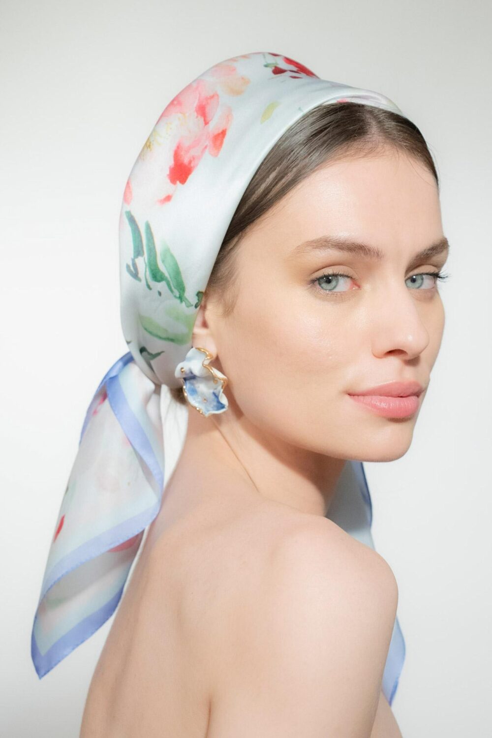 esarfa cu motive florale floral simplicity purtata pe cap